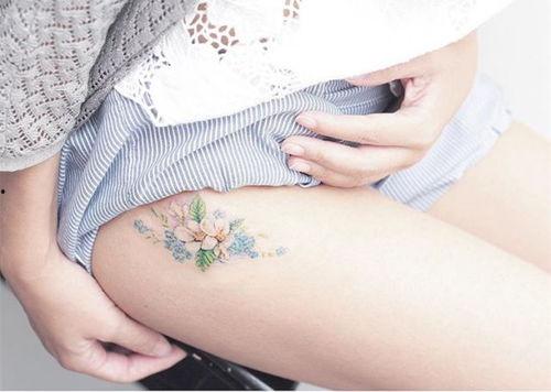 腿上纹身女孩吃瓜,揭秘街头潮流文化新风向