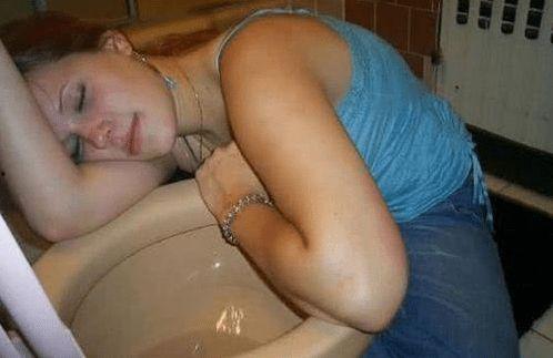 吃瓜醉酒女子,引发网友热议